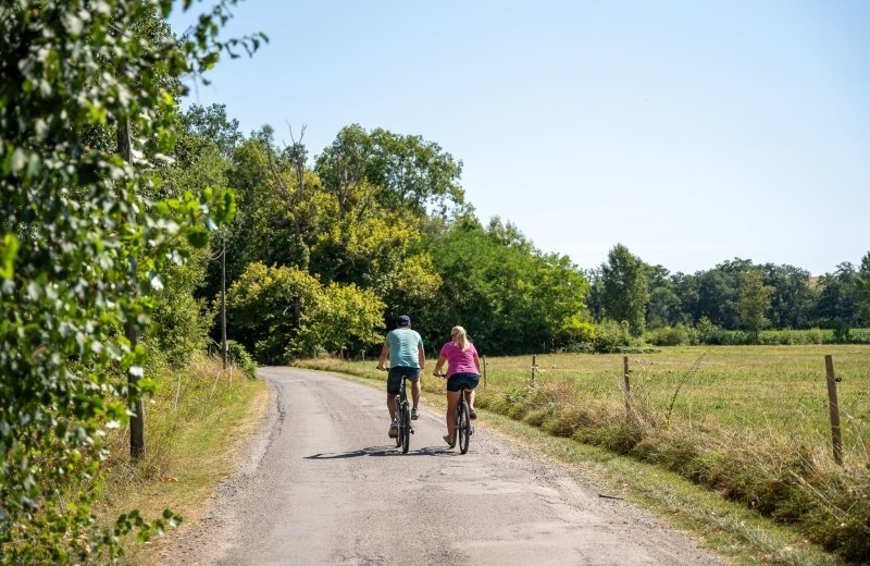 Chateau cazaleres eropuit met de fietsen in de omgeving