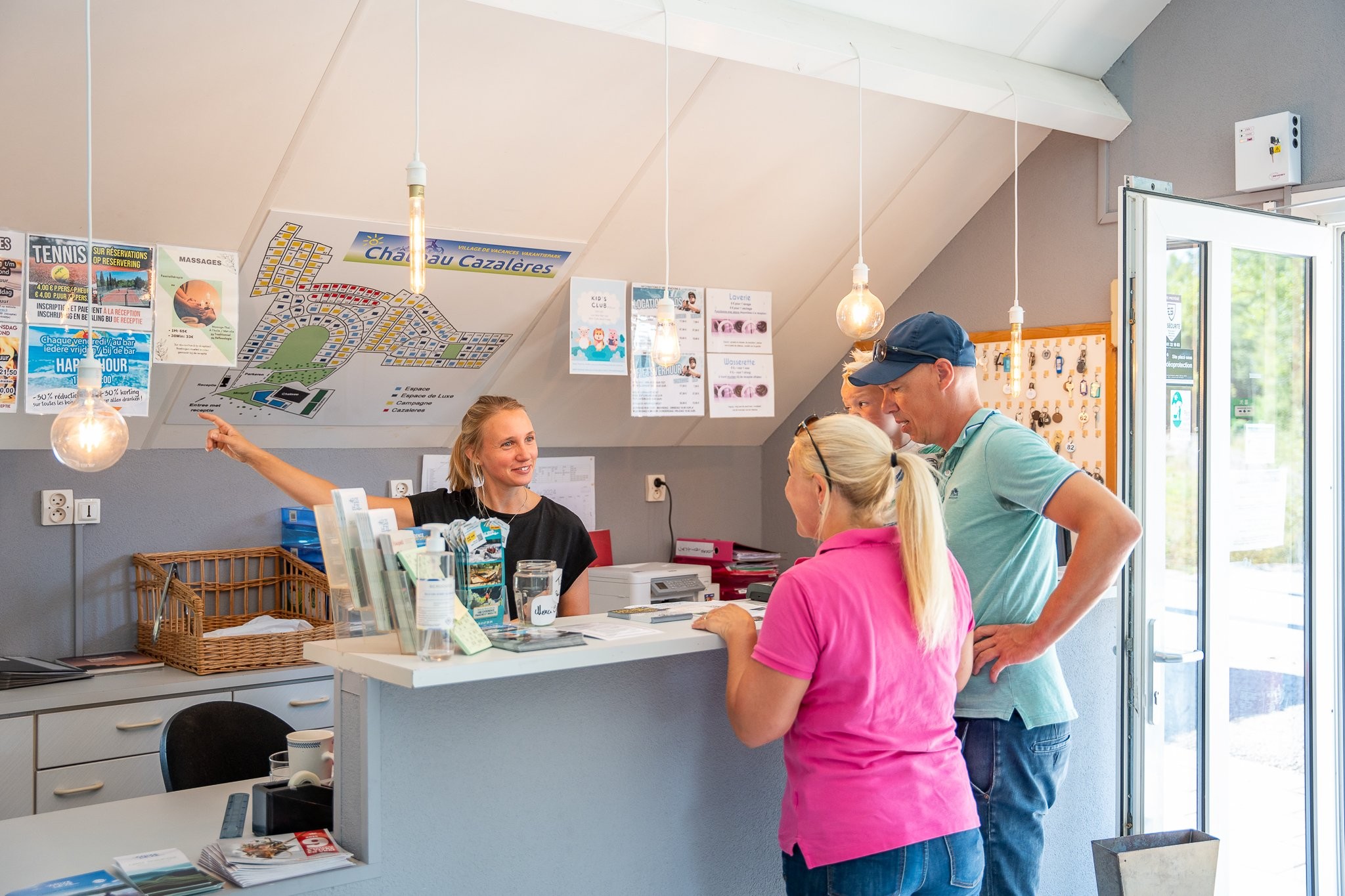 Receptie binnen vakantiepark chateau cazaleres