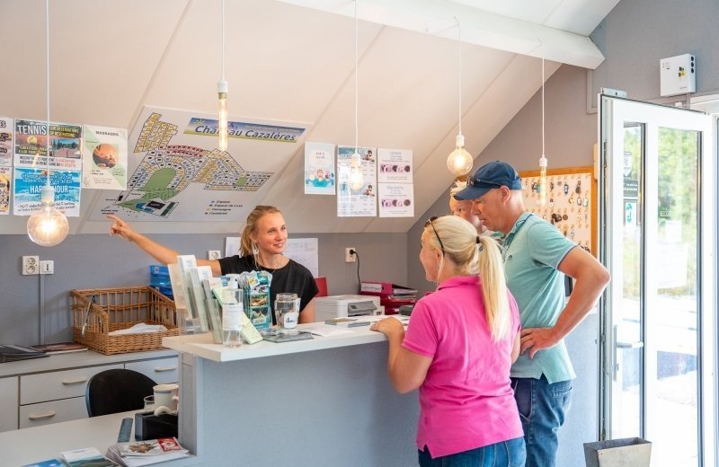 Receptie binnen vakantiepark chateau cazaleres